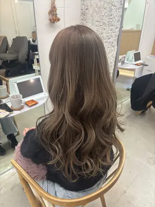 カラー 🌷花屋併設🌷 岡本明日実のヘアスタイル
