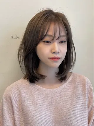 ミディアム カラー 曲がる縮毛矯正 センターパートのヘアスタイル