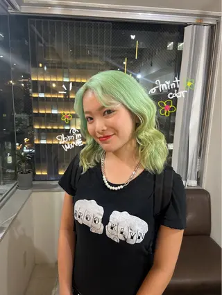 セミロング Maho/海外 レイヤー/ハイトーンのヘアスタイル