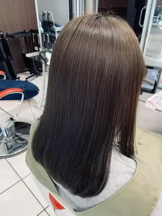 ミディアム カラー アートディレクター 尾内 友美のヘアスタイル