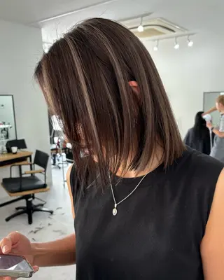 ミディアム カラー Mina/岡山/矯正 ブリーチ/レイヤーのヘアスタイル