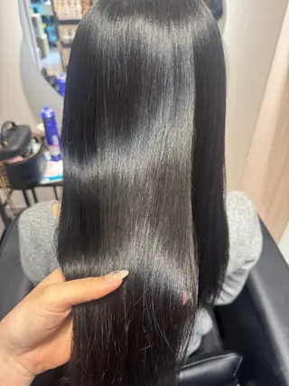 ロング NAVY 橋本心 縮毛矯正のヘアスタイル