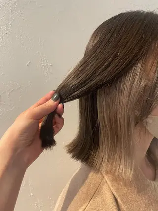 ミディアム カラー mina / 透明感ベージュカラーのヘアスタイル