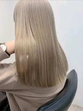 セミロング GOToday所属・艶髪／オリーブ系／ 肌が綺麗に見えるお色のヘアスタイル