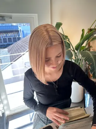 セミロング カラー HANAME 原宿美容室のヘアスタイル