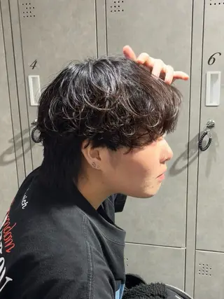 ショート カラー パーマ メンズ 【シャドウパーマ センターパート】義心のヘアスタイル