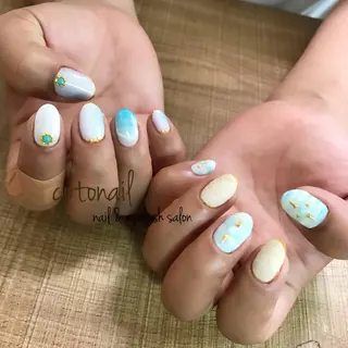 ミディアム ネイル ツメトマツゲ .のネイルデザイン