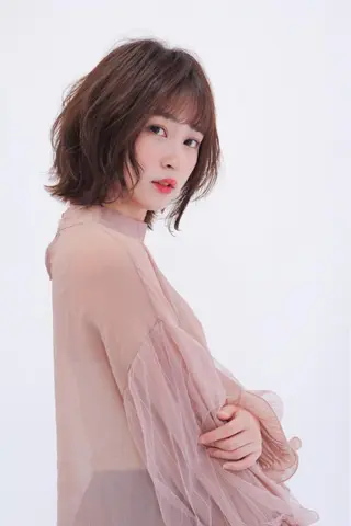 ショート 白髪ぼかしモデル募集 今村理央奈のヘアスタイル