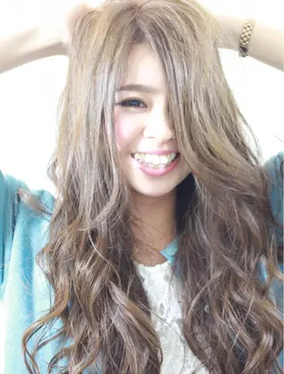 ロング 伊藤 裕貴のヘアスタイル