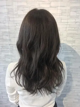 ミディアム カラー 足立 磨咲のヘアスタイル