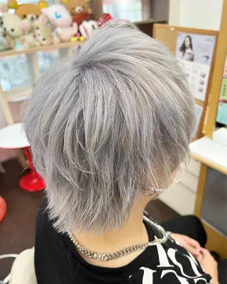 ショート カラー まさき✂︎ブリーチ／ デザインカラーのヘアスタイル