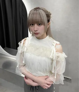 セミロング ハイトーン ハイライ ト バレイヤージュのヘアスタイル