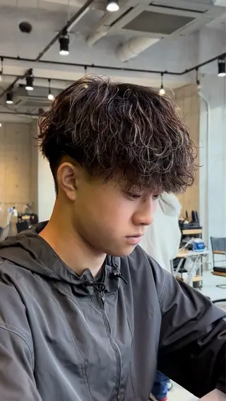 ショート カラー パーマ メンズ 縦落ちパーマ 西條真治のヘアスタイル