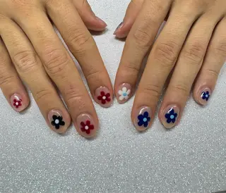 ネイル VIERU 🌈🎀💖のネイルデザイン