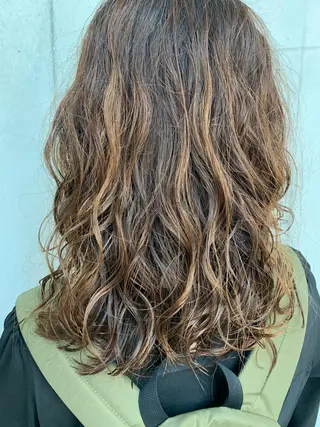 セミロング パーマ Asti blanche所属・ブリーチなしWカラー /地毛風/小林凪沙のヘアスタイル