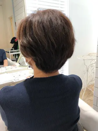 ショート ブリーチ無し白髪ぼか し/艶髪/津嘉山のヘアスタイル