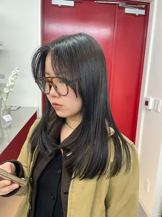 セミロング gotoday シェアサロン　渋谷モディ店所属・ブリーチなし🩶透明 感カラー🩶社会人様のヘアスタイル