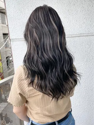 ロング 白いハイライト🤍 タナカリョウスケのヘアスタイル