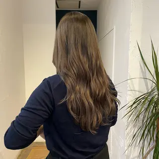 ロング カラー mina / 透明感ベージュカラーのヘアスタイル