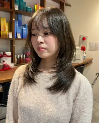 ミディアム カラー 海外レイヤー/赤み 消しカラー/上原聖奈のヘアスタイル