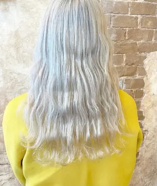 ロング カラー ブリーチ、パーマ 西部笑のヘアスタイル