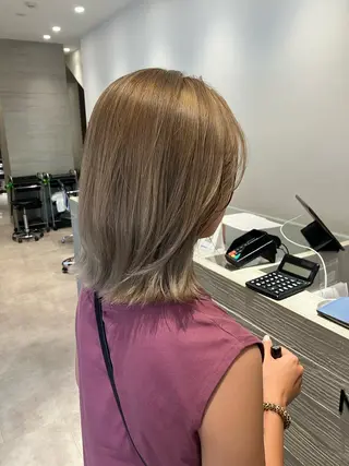 ミディアム カラー サキ🤍ハイトーン 🩰くびれ巻きヘアのヘアスタイル