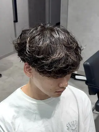 ショート カラー パーマ メンズ 【シャドウパーマ センターパート】義心のヘアスタイル