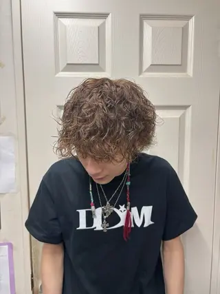 ショート パーマ ハイトーンカラー☁️ 西條 楓花のヘアスタイル