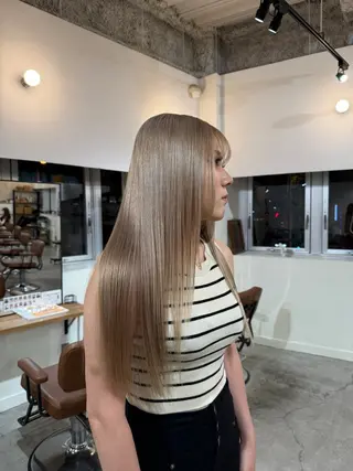 ロング maruquee de mashu所属・モモコ/ブリーチ/ ミルクティカラーのヘアスタイル