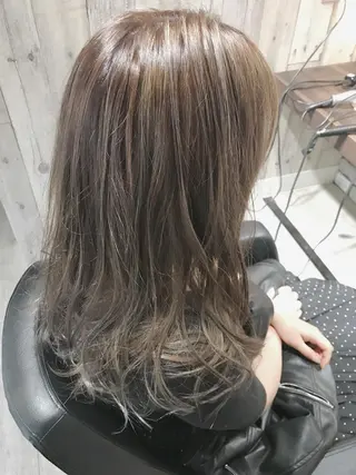 セミロング Re:MAKE所属・ジャニヲタ美容師 推しカラー中平海帆のヘアスタイル