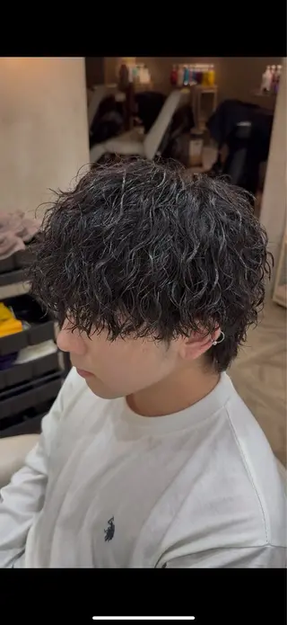 パーマ メンズ MEN‘S HAIR BLEACHi塩釜口所属・市原亮/塩釜口/ ツイスパ/波巻きのヘアスタイル