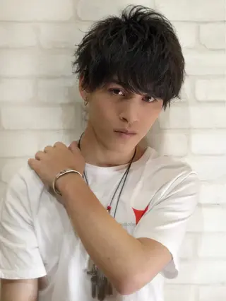 ショート メンズ 西口徒歩20秒　寒色 カラーミディアムヘアのヘアスタイル