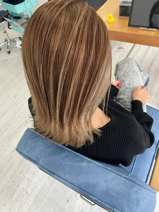 ミディアム カラー ALOHANA 津店所属・TSUBASA▫️ ブリーチ#エクステのヘアスタイル