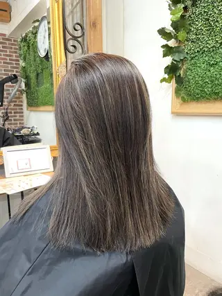 セミロング 白いハイライト🤍 タナカリョウスケのヘアスタイル