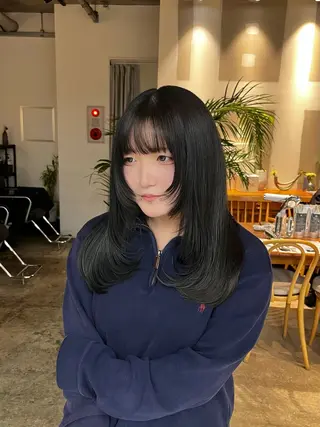 セミロング ウルフとデザイン カラーの神のヘアスタイル