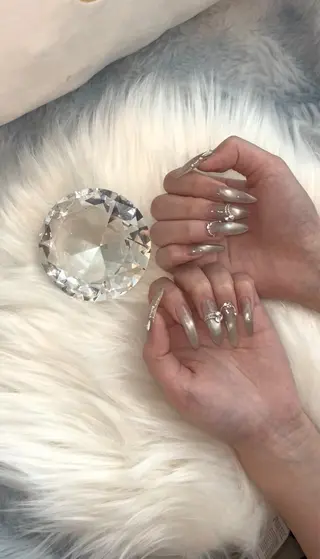 ネイル 𝐍𝐚𝐢𝐥 𝐬𝐚𝐥𝐨𝐧 𝐤𝐢𝐭𝐭𝐲所属・日妻 詩葉のネイルデザイン