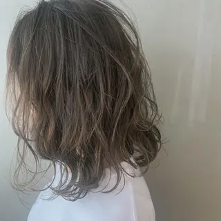 ミディアム カラー SALOWIN梅田茶屋町店所属・ウルフレイヤーカット /チヒロのヘアスタイル