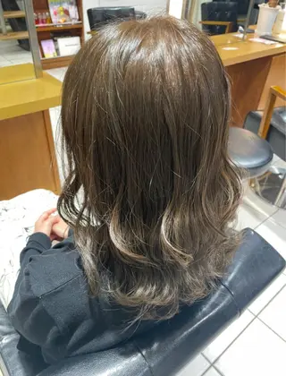 セミロング カラー 小柳 歩美のヘアスタイル