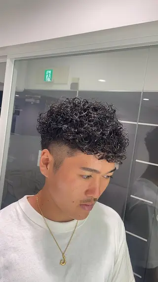 ショート パーマ ヘアアレンジ メンズ 艶カラー の達人のヘアスタイル