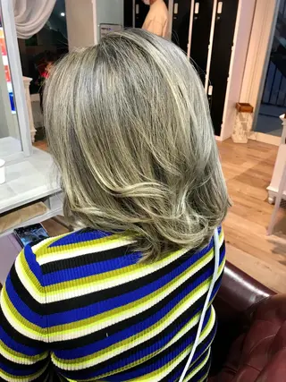 セミロング カラー Afinar　 tomoのヘアスタイル