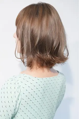 ミディアム ハイトーン/レイヤー /ケアブリーチ石川治のヘアスタイル