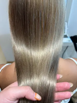 ロング カラー ☘️折戸結菜☘️ ハイトーンカラーのヘアスタイル