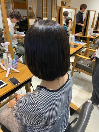 ショート i.+OMOTESANDO所属・mei / 艶カラー ミディアム レイヤーのヘアスタイル