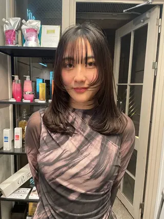 セミロング ミルクティー× グレージュMOMOのヘアスタイル