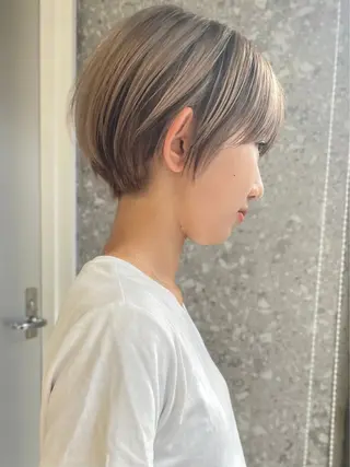 ショート ⭐ハイトーンブリーチ ミルクティーピンクのヘアスタイル