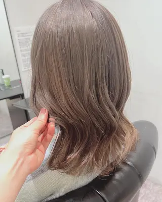 ミディアム カラー コテ巻き風パーマ 韓国風パーマ 無重力のヘアスタイル