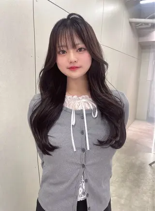 ロング GEM YURI ハイトーンカラーのヘアスタイル