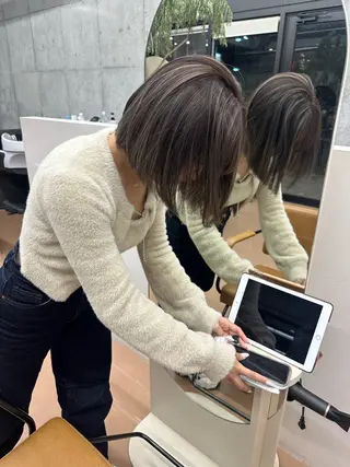 ミディアム カラー 森本 笑のヘアスタイル