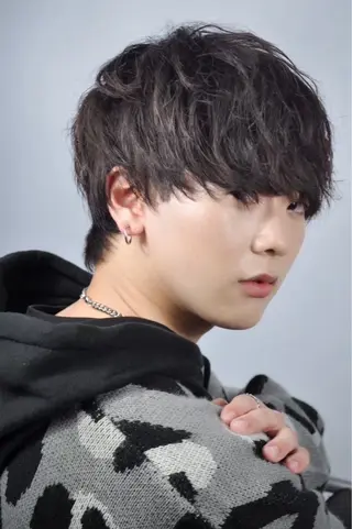 ミディアム 岡崎 匠海のヘアスタイル