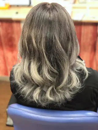 セミロング カラー ヤナ マネージャーのヘアスタイル